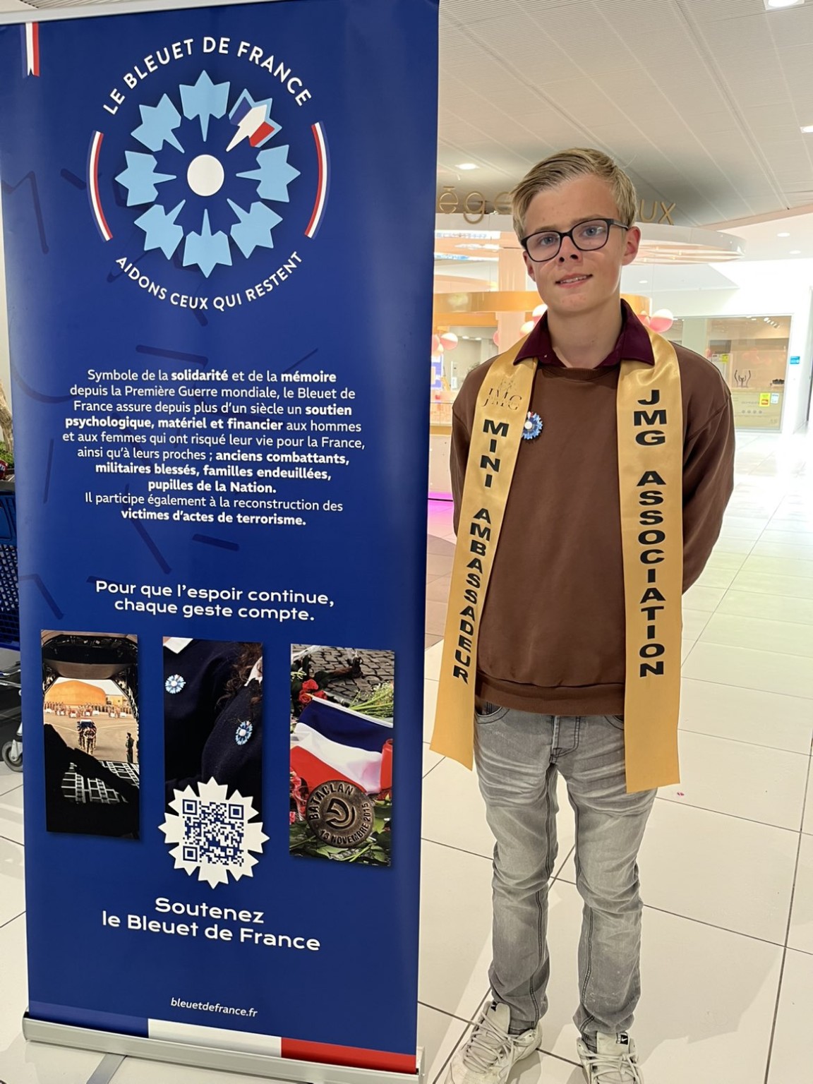 Mini-ambassadeur JMG aux côtés du Bleuet de France