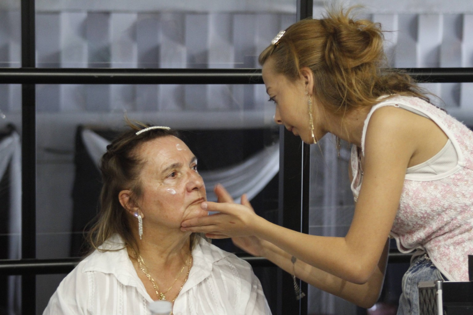 Préparation maquillage avant un défilé