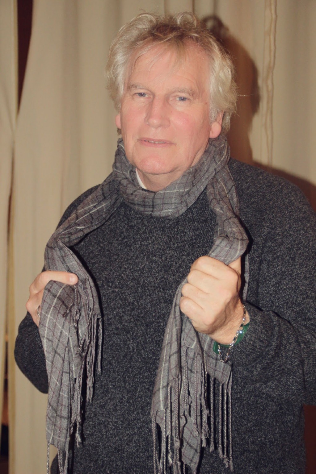 Jean-Marie Galleau, portrait personnel avec une écharpe grise